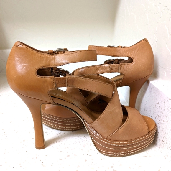 BCBG camel platform size 8 heels - Picture 2 of 4